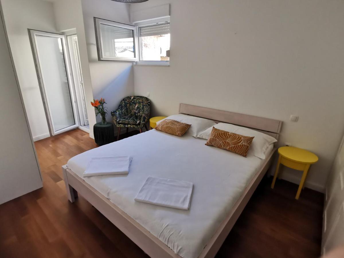 Apartment R.r. *